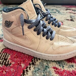 Wmns Air Jordan 1 Mid SE 'Sanddrift'